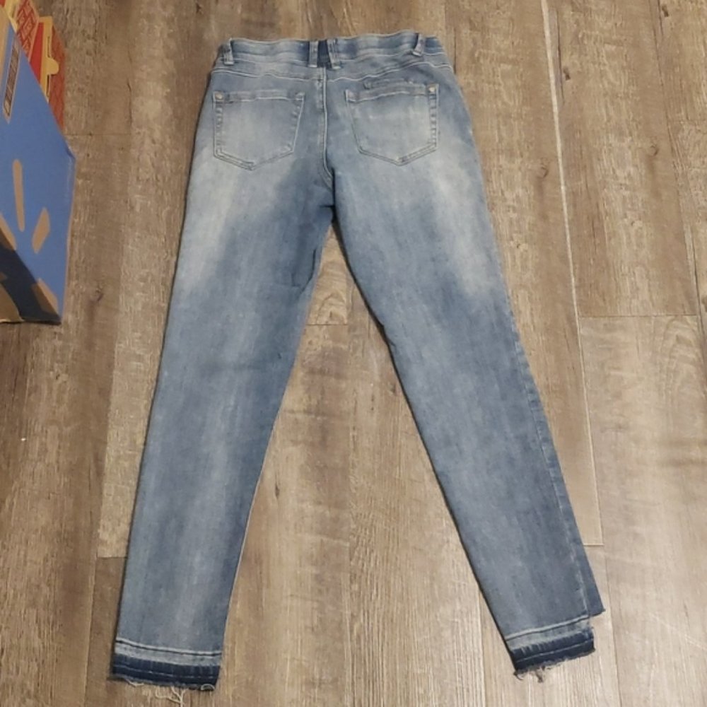 Distressed jeans - Picture 8 of 9